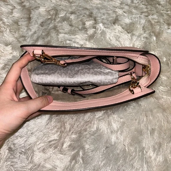 Micheal Kors crossbody - Picture 3 of 3